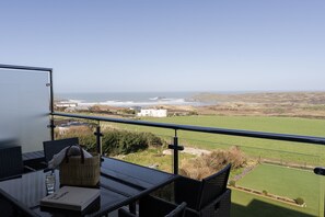 Outdoor dining - 8 Beachview - apartment in Crantock sleeps 4 guests in 1 bedroom (Crantock)