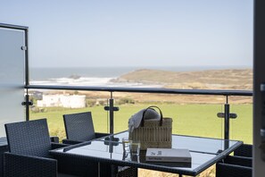 Outdoor dining - 8 Beachview - apartment in Crantock sleeps 4 guests in 1 bedroom (Crantock)
