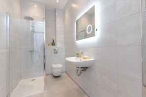 Shower, hair dryer - 8 Beachview - apartment in Crantock sleeps 4 guests in 1 bedroom (Crantock)