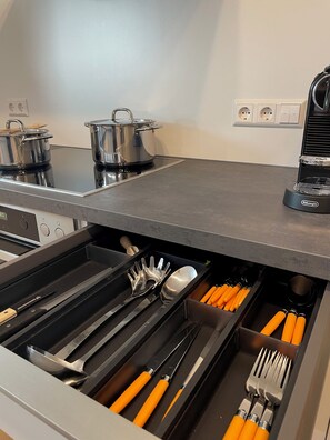 Fridge, oven, stovetop, dishwasher - Alma - Art Luxury Modern Ambience (Karlsruhe)