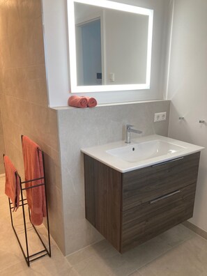 Regadera, secadora de cabello, bidet, toallas 