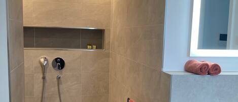 Dusche, Haartrockner, Bidet, Handtücher
