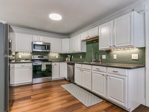 Kjøleskap, mikrobølgeovn, ovn og kokeplater