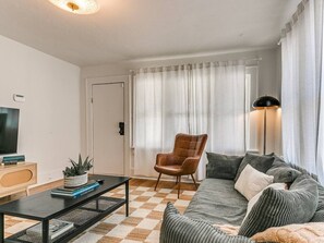 TV - Midtown Bungalow w/ Tiny Home (Oklahoma City)