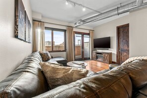 Televisor intel·ligent, llar de foc, estèreo i pantalles d'ordinador 