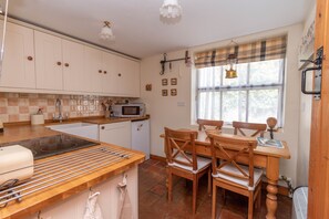 Fridge, oven, toaster, high chair - Post Box Cottage -  a self catering cottage that sleeps 4 guests  in 2 bedrooms (Stiffkey)