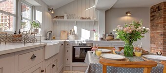 The Flints - sleeps 3 guests  in 2 bedrooms