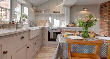 The Flints - sleeps 3 guests in 2 bedrooms