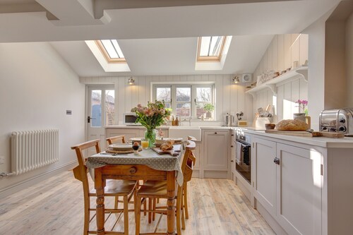 The Flints - sleeps 3 guests  in 2 bedrooms