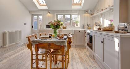 The Flints - sleeps 3 guests in 2 bedrooms