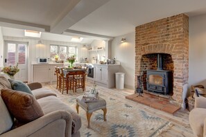 TV - The Flints - sleeps 3 guests in 2 bedrooms (Langham)