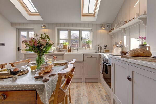 Réfrigérateur, micro-ondes, four, cafetière/bouilloire