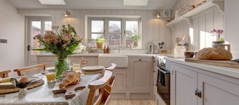 The Flints - sleeps 3 guests in 2 bedrooms