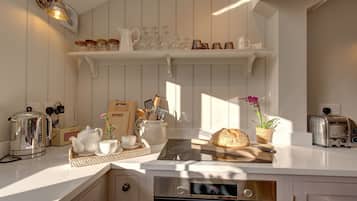 Réfrigérateur, micro-ondes, four, cafetière/bouilloire