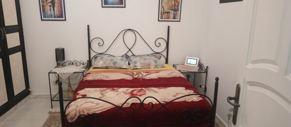2 bedrooms, iron/ironing board, WiFi, bed sheets - Pretty furnished studio with terrace (Tunis)