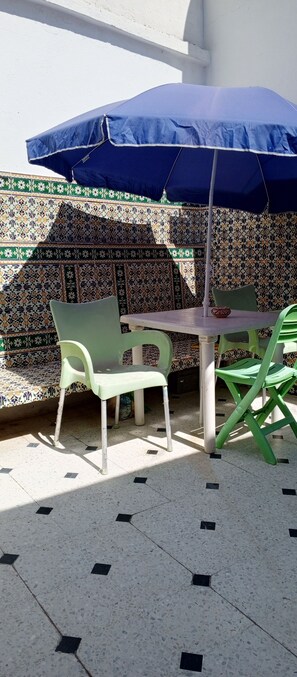 Outdoor dining - Pretty furnished studio with terrace (Tunis)