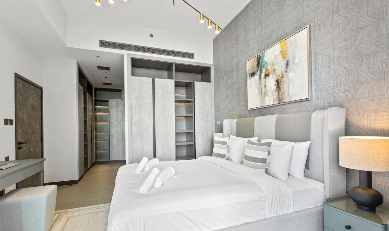1 chambre, bureau, fer et planche à repasser, lit de bébé portatif