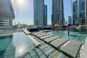 Zona de piscina en la azotea con vistas despejadas a edificios altos circundantes.