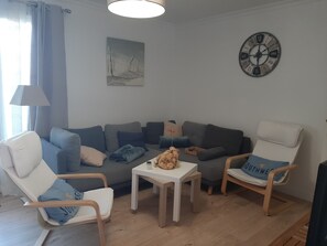 TV, foosball, table tennis - Family home with swimming pool close to beaches, lakes and cycle paths. (Tosse)