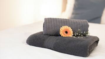 Studio Basic | Meja kerja, setrika/meja setrika, dan Wi-Fi gratis