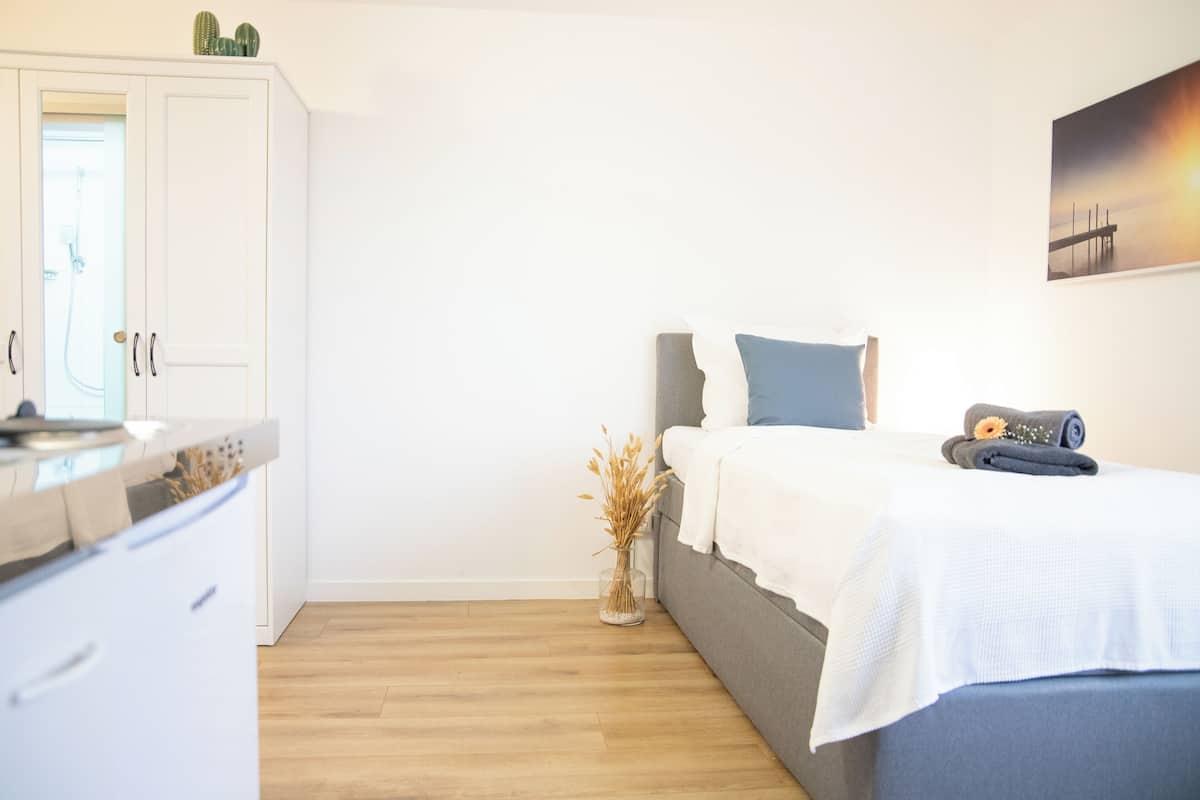 Basic Studio | Desk, iron/ironing board (on request), free WiFi