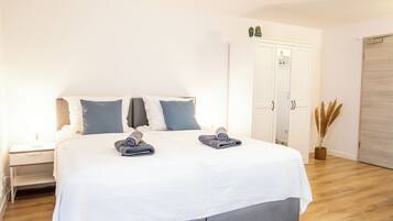 Basic Studio | Desk, iron/ironing board, free WiFi