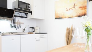 Estudio básico | Cocina privada | Refrigerador con congelador, microondas y parrilla de estufa 