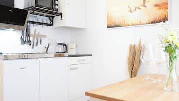 Studio Basic | Dapur pribadi | Lemari es besar, microwave, kompor, dan peralatan masak/sendok-piring