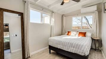 2 bedrooms, desk, WiFi