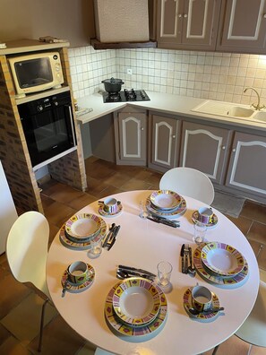 Micro-ondes, four, plaque de cuisson