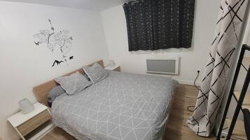 1 slaapkamer, een strijkplank/strijkijzer, wifi, beddengoed