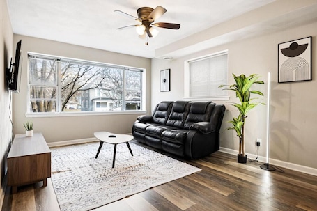 TV. Chic and Comfortable 1BR Apartment near Bradley U