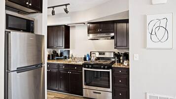 Kühlschrank, Mikrowelle, Ofen, Herdplatte