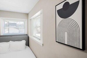 1 slaapkamer, een bureau, een strijkplank/strijkijzer, wifi