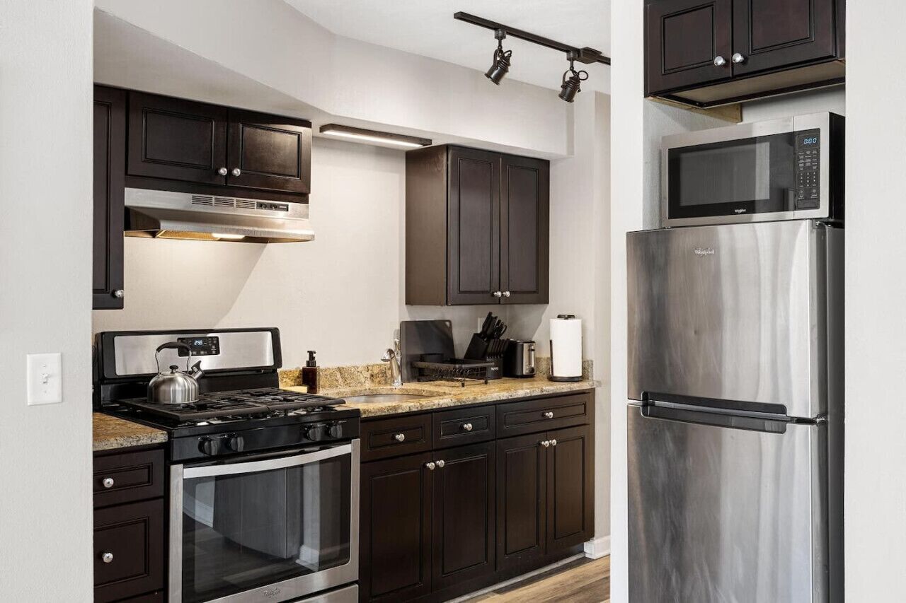 Kjøleskap, mikrobølgeovn, ovn og kokeplater