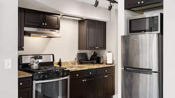 Kjøleskap, mikrobølgeovn, ovn og kokeplater