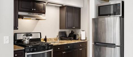 Geladeira, micro-ondas, fogão, cooktop