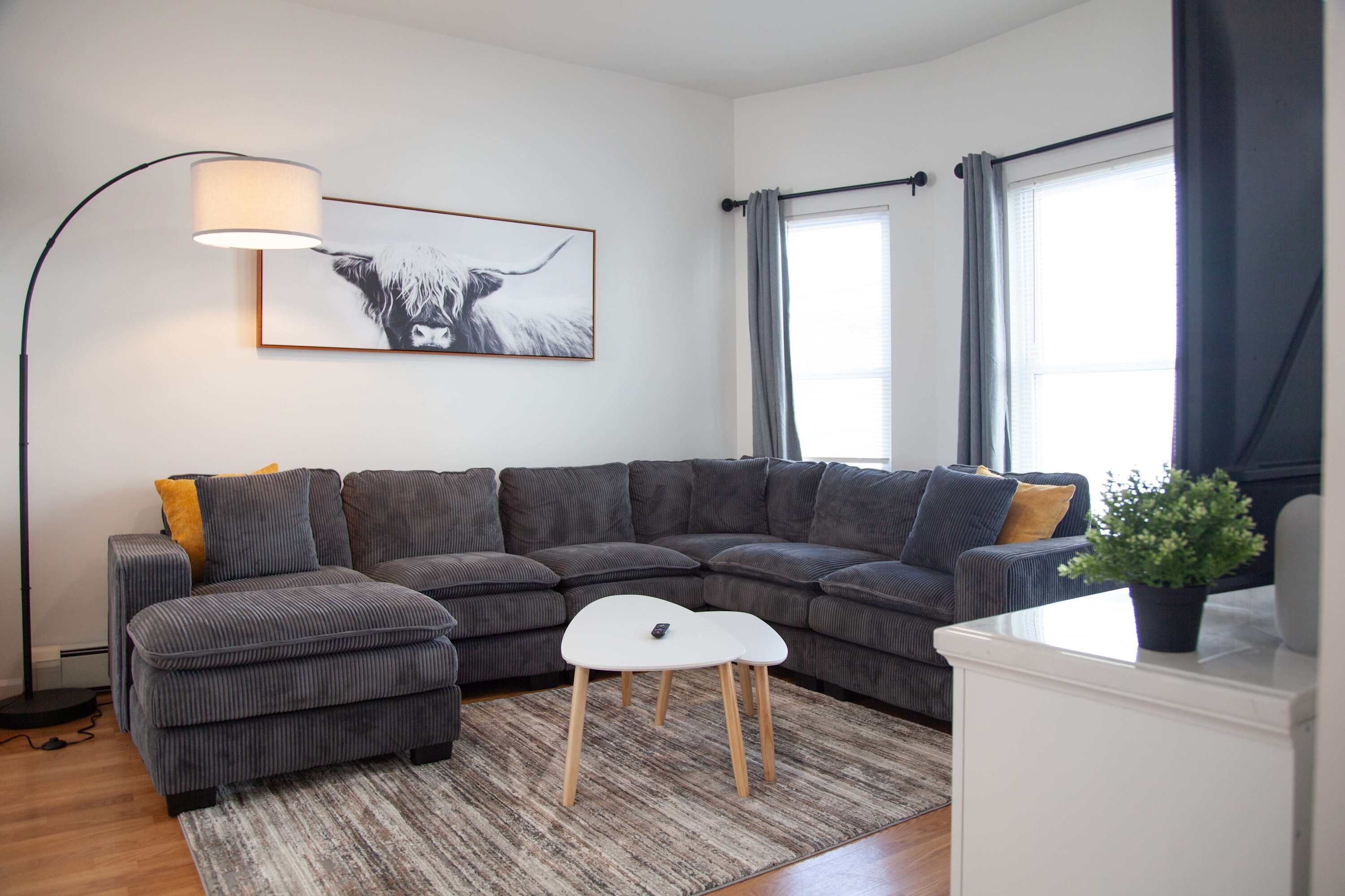 Télévision, cheminée, baby-foot, espaces bureaux