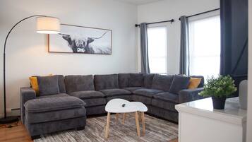 Télévision, cheminée, baby-foot, espaces bureaux