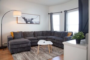 Tv, eldstad och kontor