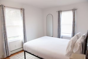 5 bedrooms, desk, iron/ironing board, travel crib