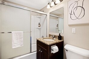 Haartrockner, Handtücher, Toilettenpapier