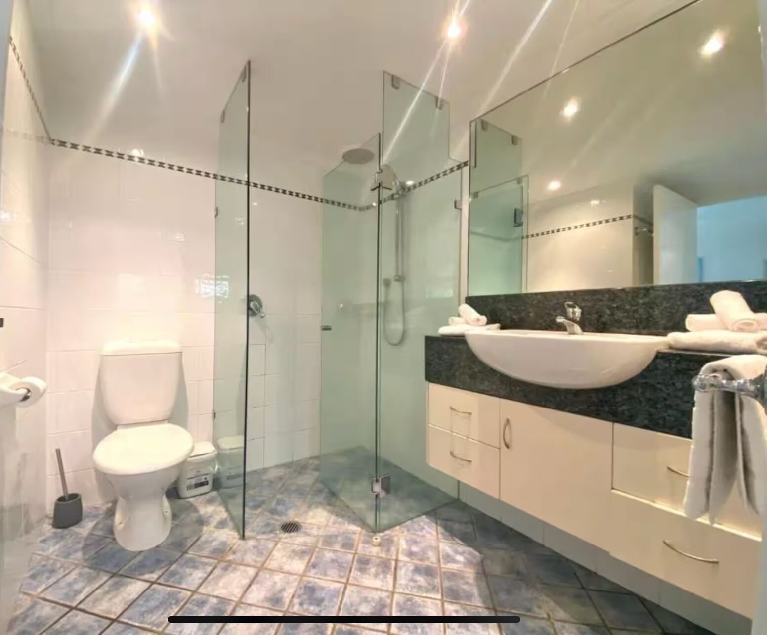 Suihku, hiustenkuivaaja, pyyhkeet, saippua