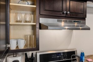 雪櫃、微波爐、焗爐、爐具