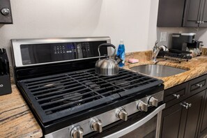 Fridge, microwave, oven, stovetop - Stylish Studio Apartment with Modern Touches (Peoria)