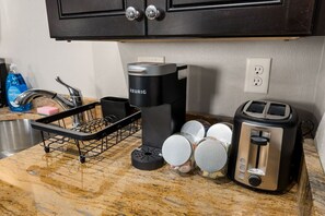 Coffee and/or coffee maker - Stylish Studio Apartment with Modern Touches (Peoria)