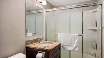 Haartrockner, Handtücher, Toilettenpapier