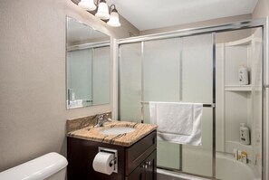 Haartrockner, Handtücher, Toilettenpapier