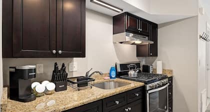 University Urban Oasis 1BR close to DT Peoria