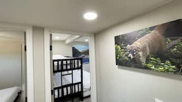 5 habitaciones, escritorio, tabla de planchar con plancha y wifi